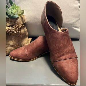 B6-2- Women’s dress shoes.